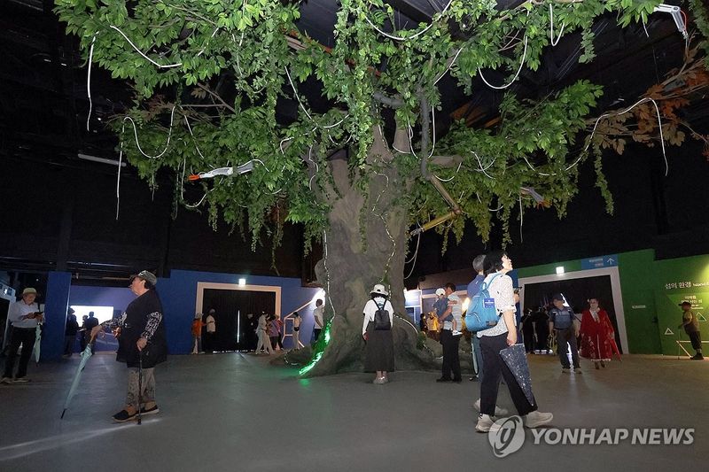 섬박람회 전시관 둘러보는 관람객들 (출처=연합뉴스)