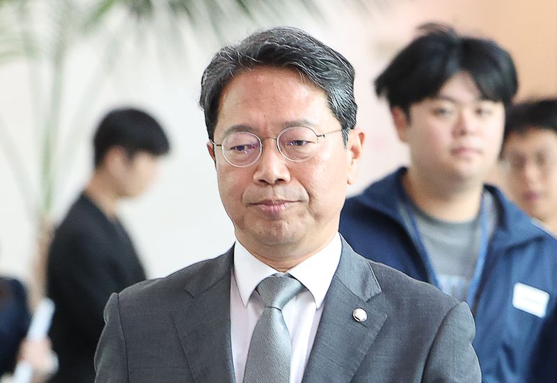 김승원 법무부 장관 후보자가 19일 오전 서울 여의도 국회 소통관에서 기자회견을 마치고 이동하고 있다. 이날 김 후보자는 후보직을 사퇴했다. 뉴시스