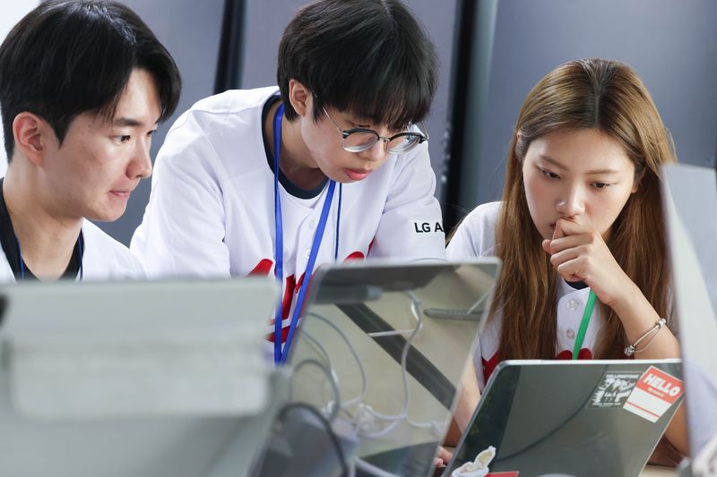 지난 19일부터 1박 2일 일정으로 경기도 이천 LG인화원에서 열린 ‘LG 에이머스(Aimers) 해커톤’에 34대 1의 경쟁을 뚫고 결선에 진출한 청년들이 도전 과제를 수행하고 있다. LG 제공