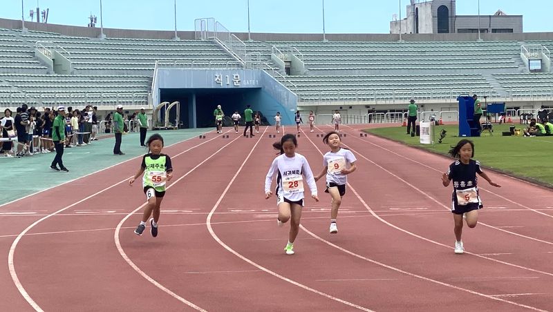 지난 5일 제주종합경기장 주경기장에서 열린 ‘2026 제주특별자치도교육감배 학교간육상경기대회’에서 초등학생 선수들이 트랙을 힘차게 달리고 있다. 제주도교육청은 학생선수 수요와 적정 학교 규모, 종목별 훈련시설, 기숙사·통학 여건 등을 종합적으로 검토해 제주형 체육고 설립 방향을 마련할 계획이다. 사진=정용복 기자