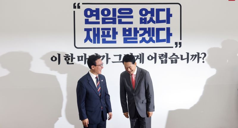 김민석 더불어민주당 대표(왼쪽)가 지난달 24일 서울 여의도 국회에서 장동혁 국민의힘 대표를 예방하며 인사를 나누고 있다. 2026.8.24 ⓒ 뉴스1 황기선 기자