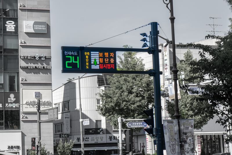 강릉에 설치된 스마트 횡단보도. 사진=국토교통부 기자단