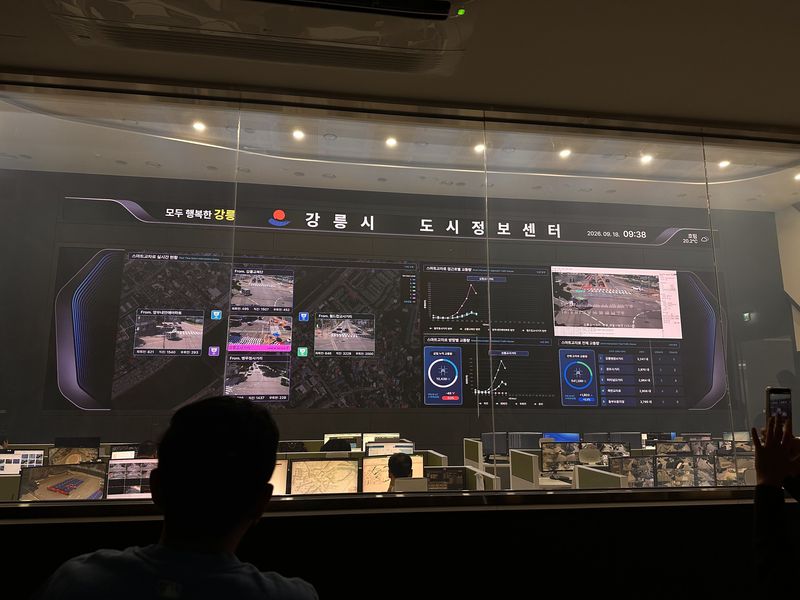 강릉 도시정보센터에서 강릉 도시 상황을 실시간 모니터링 중이다. 사진=정경수 기자