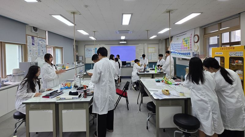 18일 제주 서귀포시 표선고등학교에서 열린 ‘2026 IB DP 월드스쿨 학교 공개의 날’에서 학생들이 IB DP 과학 실험 수업에 참여하고 있다. IB DP는 발표·프로젝트·보고서·실험·탐구활동 등 내부평가와 외부시험을 함께 운영한다. 사진=제주특별자치도교육청 제공