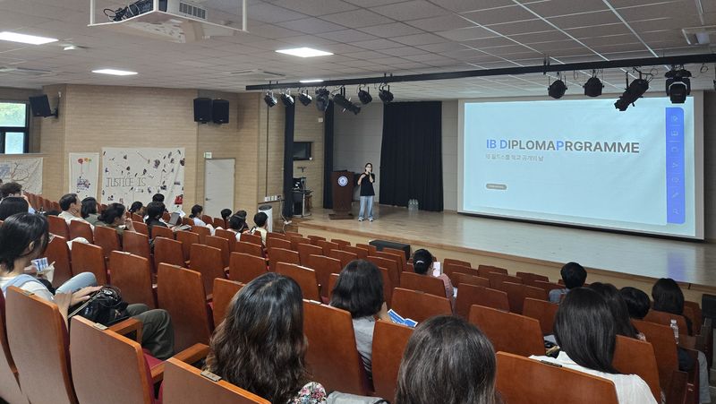 18일 표선고등학교에서 열린 ‘2026 IB DP 월드스쿨 학교 공개의 날’에서 도내외 교육 관계자와 재학생 보호자들이 IB DP 교육과정과 수업 운영에 대한 설명을 듣고 있다. 표선고는 이날 영어 B와 역사, 물리학, 수학, 언어와 문학, 화학, 생명과학 등 실제 DP 수업을 공개했다. 사진=제주특별자치도교육청 제공