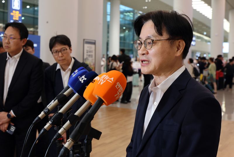 [인천공항=뉴시스] 전진환 기자 = 대미 투자 프로젝트 협의차 미국 뉴욕을 방문한 김정관 산업통상부 장관이 13일 오후 인천공항을 통해 귀국해 취재진의 질문에 답하고 있다. 2026.09.13. amin2@newsis.com