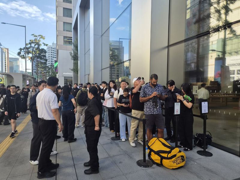 지난 18일 오전 서울 중구 애플 명동 매장 앞에서 방문객들이 줄을 서 있다. 사진=윤홍집 기자