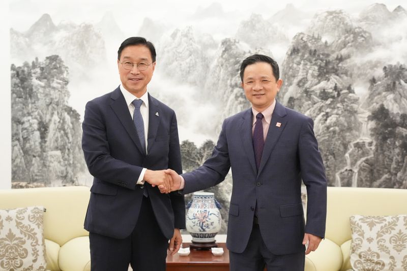 지난 17일 오후 서울 주한중국대사관에서 위성곤 제주특별자치도지사(왼쪽)와 다이빙 주한중국대사가 제주~칭다오 국제 화물선 항로와 관광·신재생에너지 분야 협력 방안을 논의하기에 앞서 악수하고 있다. 사진=제주특별자치도 제공