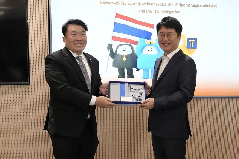 류긍선 카카오모빌리티 대표(오른쪽)가 시리퐁 앙카사쿨키앗 태국 교통부 차관과 지난 17일 경기 성남시 카카오모빌리티 판교 사옥에서 기념 촬영을 하고 있다. 카카오모빌리티 제공