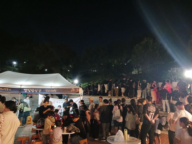 횡성문화관광재단이 마련한 야간 관광 프로그램 '별빛행성'이 지난 19일 삼일공원에서 아이들과 부모 등 3000여명이 몰린 가운데 열렸다. 횡성문화관광재단 제공