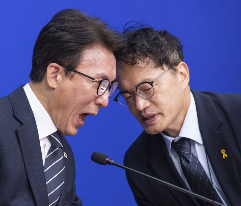 더불어민주당 김민석 대표(왼쪽)가 20일 국회에서 열린 개헌추진단 출범 기자간담회에 참석해 추진단 수석부단장인 박주민 의원과 대화하고 있다. 연합뉴스