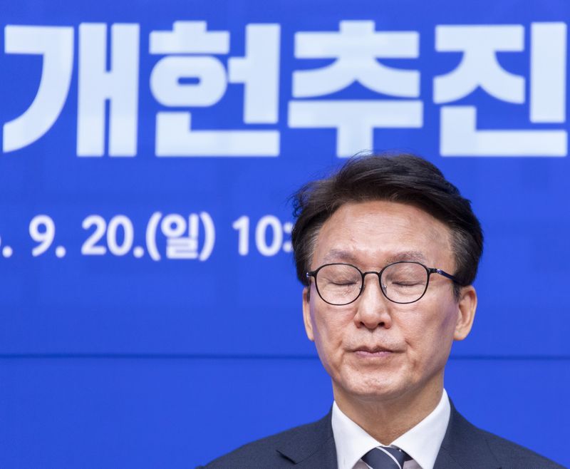 더불어민주당 김민석 대표가 20일 국회에서 열린 개헌추진단 출범 기자간담회에 참석해 생각에 잠겨 있다. 연합뉴스