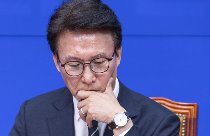 더불어민주당 김민석 대표가 20일 국회에서 열린 개헌추진단 출범 기자간담회에 참석해 생각에 잠겨 있다. 연합뉴스