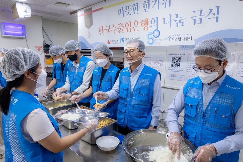 안종혁 한국수출입은행 전무이사(오른쪽 두번째) 등 수은 임직원들이 지난 17일 서울역 인근 노숙인 대상 무료 급식소에서 배식 봉사활동을 하고 있다. 한국수출입은행 제공