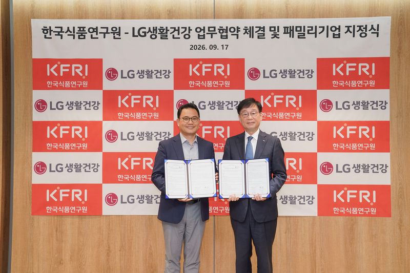 강내규 LG생활건강 CTO(왼쪽)와 백현동 한국식품연구원 원장이 지난 17일 업무협약을 체결한 후 기념촬영을 하고 있다. LG생활건강 제공