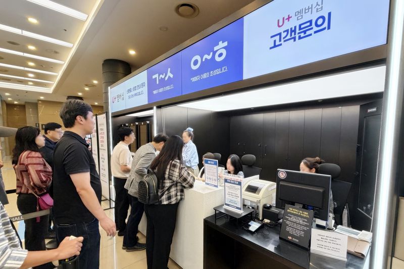 LG유플러스는 10년 이상 장기 이용 고객 1100명을 초청해 뮤지컬 '디어 에반 핸슨'을 함께 관람하는 특별 행사를 진행했다고 20일 밝혔다. 사진은 18일 서울 중구 충무아트센터 대극장에서 열린 뮤지컬 '디어 에반 핸슨' 공연을 관람하기 위해 LG유플러스 고객들이 모여있는 모습. LG유플러스