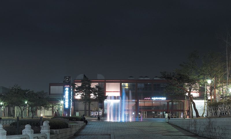 서울 새문안로 서울역사박물관 야간 전경. 서울시 제공