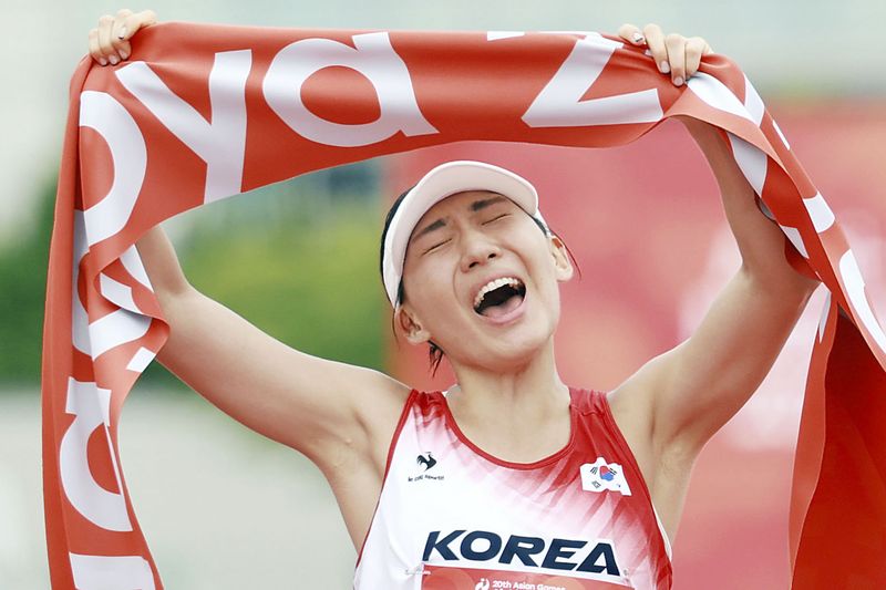20일 오전(현지 시간) 일본 아이치현 안조시 안조스포츠파크에서 열린 2026 아이치·나고야 아시안게임 근대5종 여자 개인 결승 레이저런(육상+사격)에서 한국 성승민이 결승선을 통과하며 금메달을 확정짓자 환호하고 있다. 뉴시스