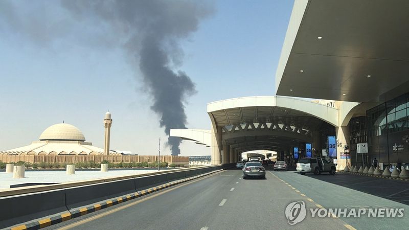 19일 사우디 리야드 킹 칼리드 국제공항의 연료 저장고 쪽에서 연기가 피어오르는 모습 (출처=연합뉴스)