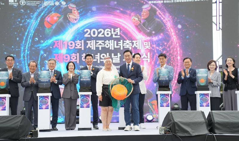 19일 제주시 구좌읍 해녀박물관 일대에서 열린 제19회 제주해녀축제와 제9회 해녀의 날 기념식에서 위성곤 제주도지사가 제주해녀와 함께 테왁을 들고 있다. 올해는 제주해녀문화의 유네스코 인류무형문화유산 등재 10주년을 맞아 세대 전승과 해녀의 지속가능한 생업 기반 마련 필요성이 강조됐다. 사진=제주특별자치도 제공