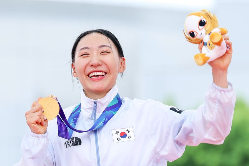 대한민국 성승민이 20일 일본 안조 스포츠 파크에서 열린 2026 아이치·나고야 아시안게임 근대 5종 개인전 여자 결승전에서 금메달을 목에건 뒤 기뻐하고 있다. 뉴스1