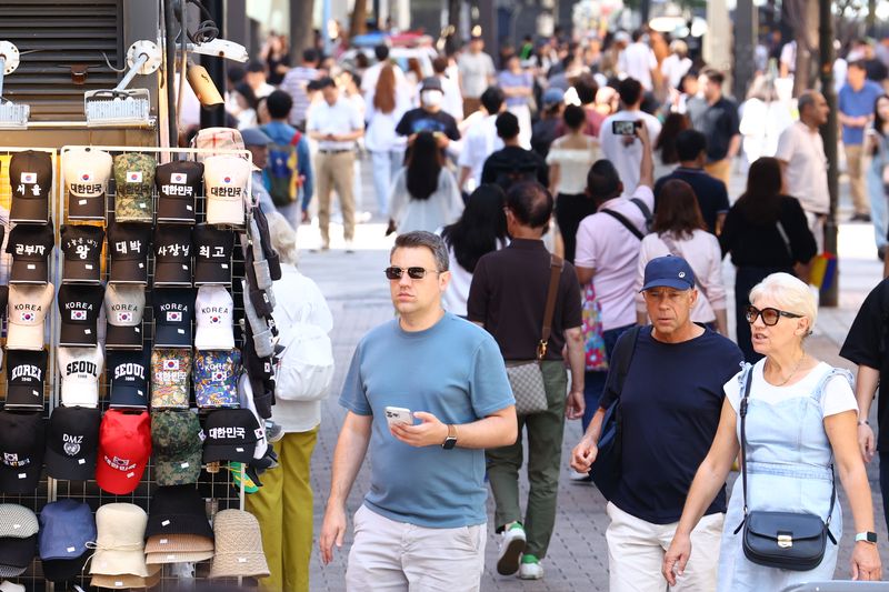 지난 20일 서울 명동을 찾은 외국인 관광객들이 거리를 걷고 있다. 연합뉴스