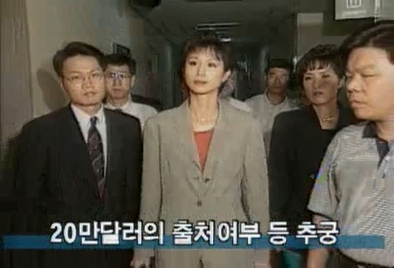 1990년대 미국에 신고없이 반입된 20만달러에 대한 한국 검찰의 조사에 응하던 노소영 아트센터 나비 관장의 당시 보도 모습. 사진=인터넷 커뮤니티