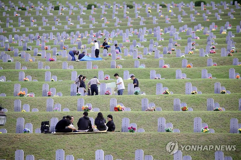 성묘객 몰린 영천호국원 (출처=연합뉴스)