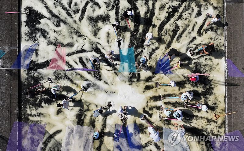 소금을 모으자 (출처=연합뉴스)