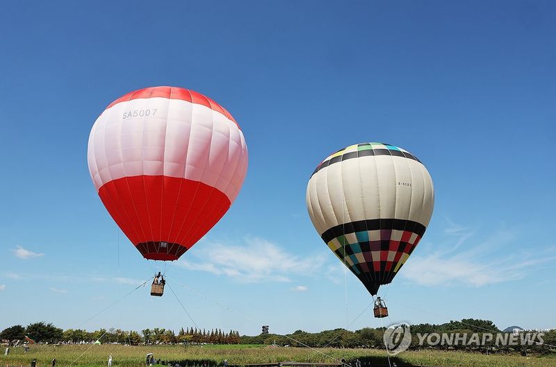 파란 가을 하늘과 열기구 (출처=연합뉴스)