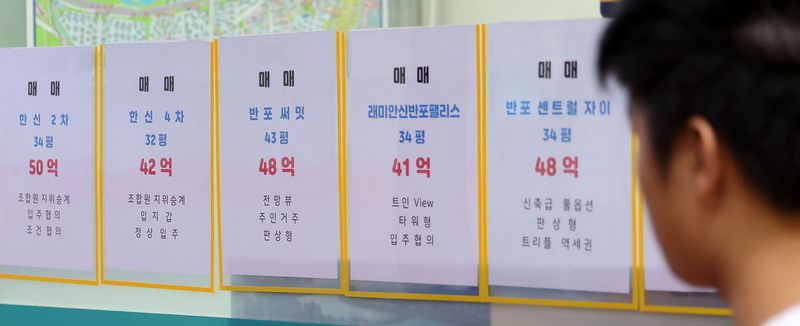 서울 아파트 전셋값이 역대 최고치를 기록한 가운데 20일 서울 시내 한 부동산 중개업소에 매매 매물만 부착돼 있다. 한국부동산원에 따르면 올해 서울 아파트 전세 가격 누적 상승률은 9월 둘째 주 기준 7.79%로 지난해 같은 기간 상승률의 약 4.7배에 달했다. 연간 상승률 기준으로도 이미 지난해 상승률 3.77%의 2배를 넘어섰으며, 전세 물량 부족 등의 영향으로 전세난이 심했던 2015년 10.79% 이후 가장 높은 수준을 보이고 있다. 뉴시스