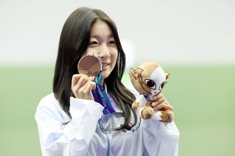 20일(현지 시간) 일본 도요타시 아이치현 종합사격장에서 열린 2026 아이치·나고야 아시안게임 사격 여자 10m 공기소총 개인전 시상식에서 동메달을 획득한 한국 반효진이 기념촬영을 하고 있다. 뉴시스