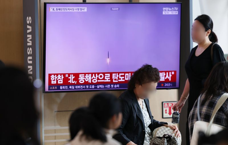 지난 12일 서울역 대합실에서 시민들이 북한의 탄도미사일 발사 관련 뉴스를 시청하고 있다. 2026.9.12 ⓒ 뉴스1 오대일 기자 /사진=뉴스1