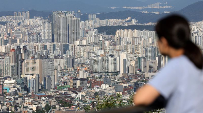 22일 한국은행에 따르면 서울·수도권 부동산시장 과열과 가계부채 팽창으로 인해 중장기 구조적 위험을 나타내는 금융취약성지수(FVI)는 올해 2·4분기말 기준 46.5로 오름세를 지속하고 있다. 사진은 지난 20일 서울 남산에서 내려다 본 아파트 단지 모습. 뉴시스