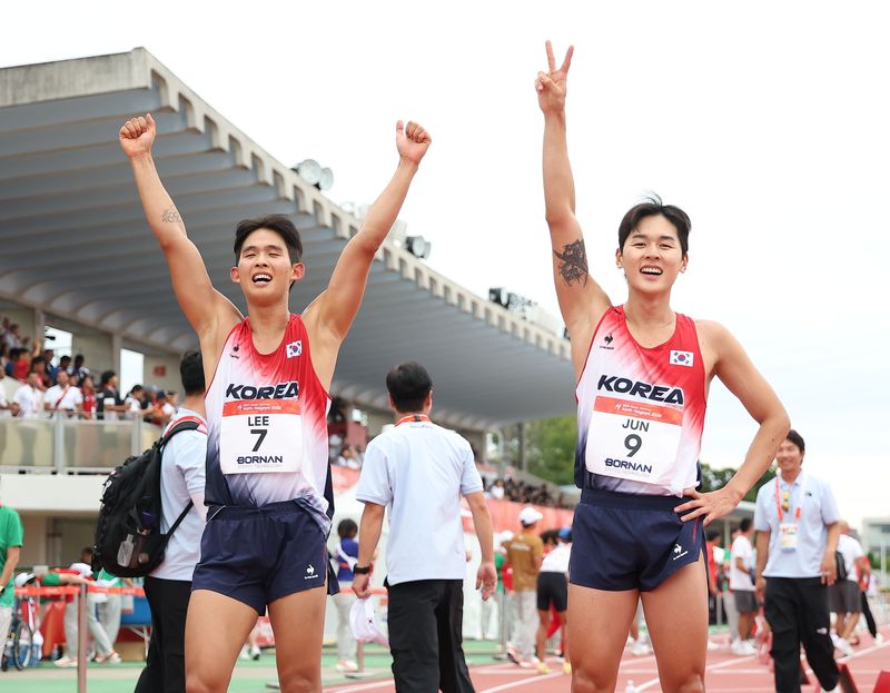 한국 남자 근대5종 대표팀 이종현(왼쪽)과 전웅태가 20일 일본 아이치현 안조 스포츠파크에서 열린 2026 아이치·나고야 아시안게임 근대5종 남자 단체전에서 금메달을 차지 한 뒤 기뻐하고 있다. 연합뉴스