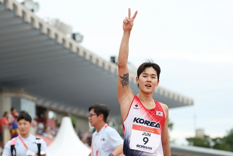 20일 일본 아이치현 안조 스포츠파크에서 열린 2026 아이치·나고야 아시안게임 근대5종 남자 개인 결승 레이저런 경기에서 한국 전웅태가 결승선을 통과한 뒤 세리머니를 하고 있다.연합뉴스