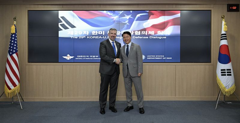 지난 17일 부산에서 열린 제29차 한미 통합국방협의체(KIDD) 회의에서 김홍철 국방정책실장(오른쪽)과 미 전쟁부(국방부) 조지 르무어 동아시아부차관보가 악수하고 있다. 연합뉴스