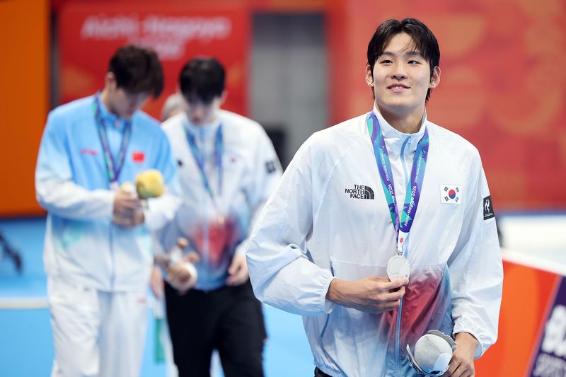20일 일본 도쿄도 고토구 도쿄아쿠아틱스센터에서 열린 2026 아이치·나고야 아시안게임 경영 남자 자유영 100m 시상식에서 은메달을 획득한 김영범이 이동하고 있다. 뉴시스