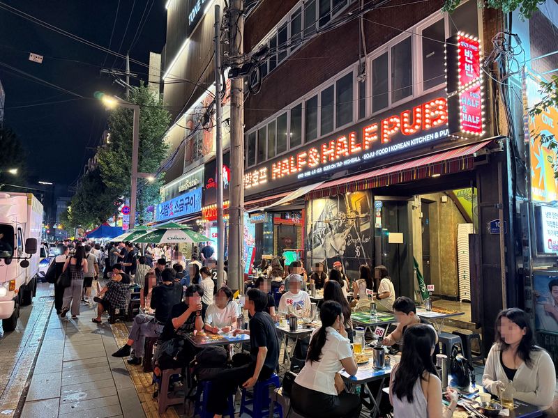 지난 8월 서울 종로 3가역 인근 야장거리가 시민들로 북적이고 있다. 사진=이창훈 기자
