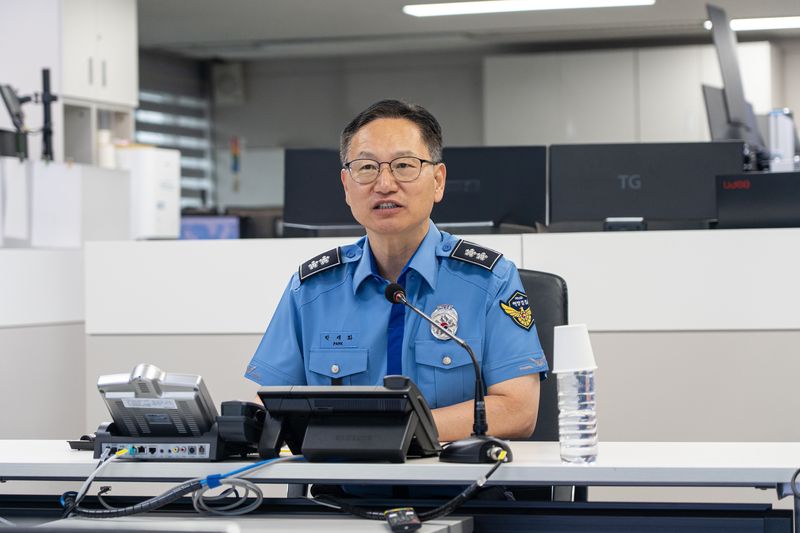 제24대 남해해경청장으로 취임한 박재화 치안감이 해안치안상황을 보고받고 있다. 남해해경 제공
