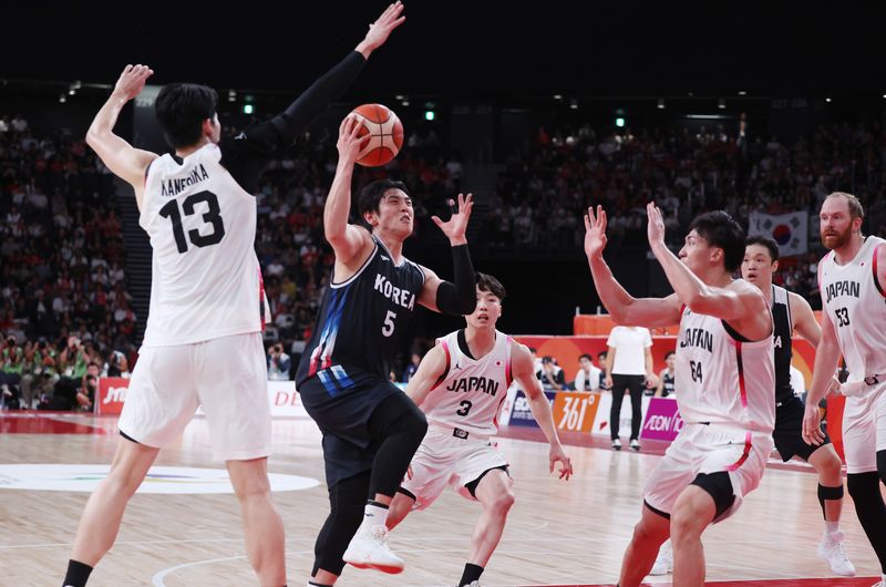 20일 일본 나고야 아이치 인터내셔널 아레나에서 열린 2026 아이치·나고야 아시안게임 남자 농구 결승전 대한민국 대 일본의 경기. 한국 변준형이 돌파를 시도하고 있다. 연합뉴스