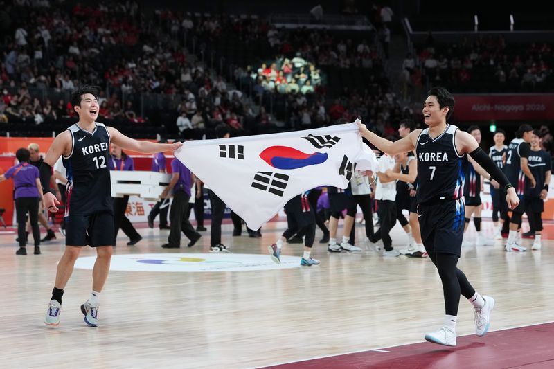 대한민국 남자 농구 대표팀이 금메달을 차지한 후 기뻐하고 있다. 연합뉴스