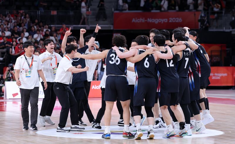 20일 일본 나고야 아이치 인터내셔널 아레나에서 열린 2026 아이치·나고야 아시안게임 남자농구 결승전 대한민국과 일본의 경기, 12년 만에 금메달을 획득한 대한민국 선수들이 기뻐하고 있다. 2026.9.20 ⓒ 뉴스1 김도우 기자