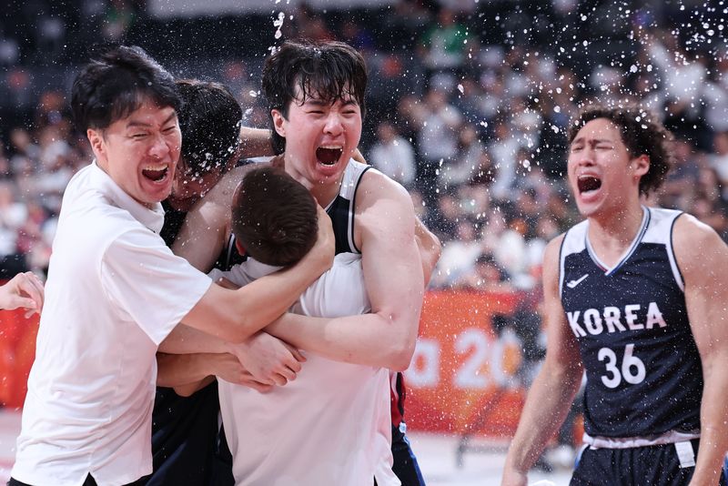 20일 일본 나고야 아이치 인터내셔널 아레나에서 열린 2026 아이치·나고야 아시안게임 남자농구 결승전 대한민국과 일본의 경기, 12년 만에 금메달을 획득한 대한민국 이현중이 선수들과 함께 기뻐하고 있다. 2026.9.20 ⓒ 뉴스1 안은나 기자