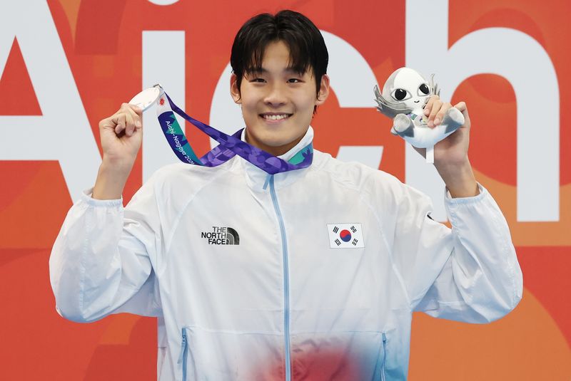 지난 20일 도쿄 아쿠아틱스 센터에서 열린 2026 아이치·나고야 아시안게임 수영 남자 100m 자유형 시상식에서 은메달을 획득한 김영범이 메달을 들어보이고 있다. 뉴스1