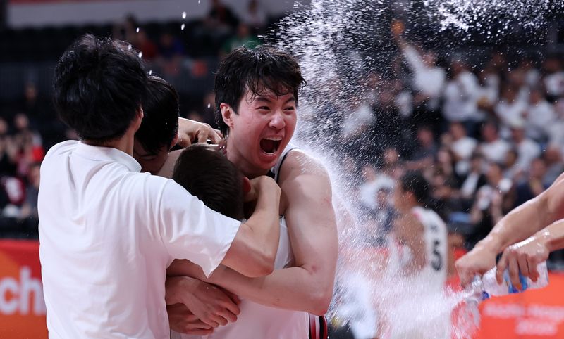 20일 일본 나고야 아이치 인터내셔널 아레나에서 열린 2026 아이치·나고야 아시안게임 남자농구 결승전 대한민국과 일본의 경기, 12년 만에 금메달을 획득한 대한민국 이현중이 선수들과 기뻐하고 있다. 뉴스1