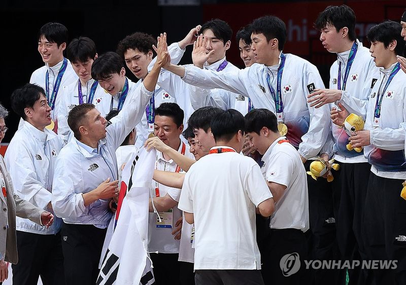 [아시안게임] 12년 만의 남자농구 금 이끈 마줄스 감독 "새로운 시작"