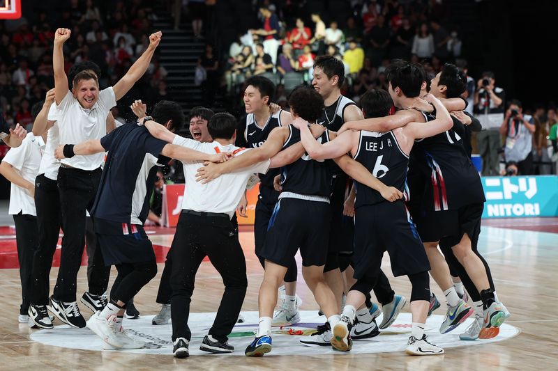 20일 일본 나고야 아이치 인터내셔널 아레나에서 열린 2026 아이치·나고야 아시안게임 남자농구 결승전 대한민국과 일본의 경기, 12년 만에 금메달을 획득한 대한민국 니콜라이스 마줄스 감독과 선수들이 기뻐하고 있다. 뉴스1