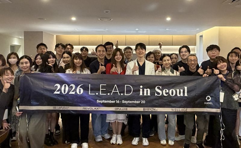 휴젤이 대만 의료진을 국내 초청해 진행한 글로벌 학술 프로그램 'L.E.A.D.' 참자가들이 기념촬영을 하고 있다. 휴젤 제공
