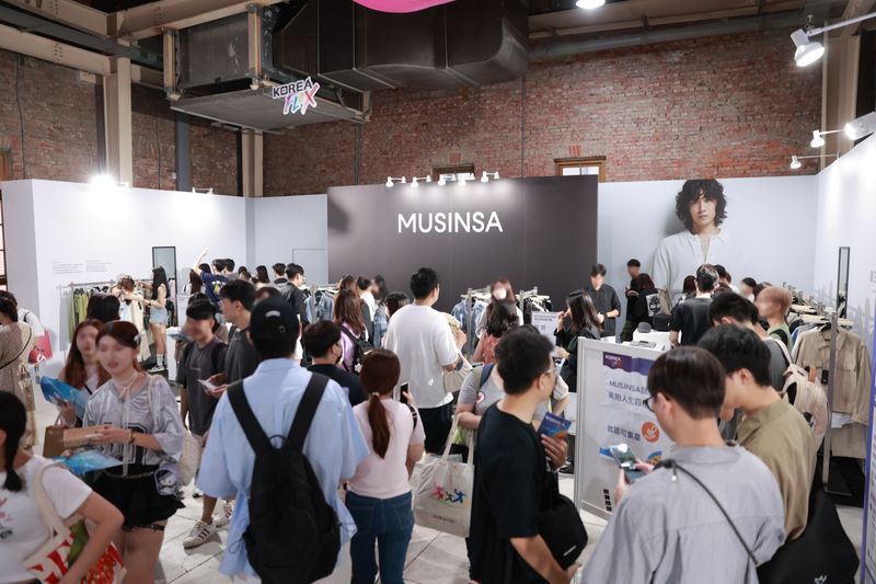 2024년 대만에서 열린 'K-관광 로드쇼' 무신사존을 찾는 고객들이 매장을 둘러보고 있다. 무신사 제공